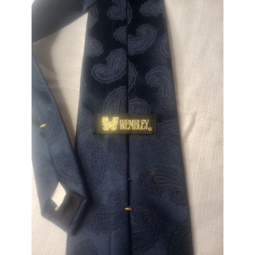 Wembley Dark Blue Paisley Pattern Silk And‎ Polyester USA Tie Classic